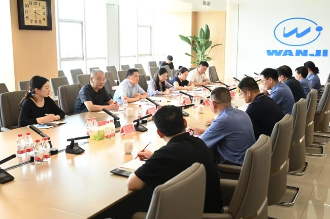 河南省财政厅副厅长李英哲一行到万基控股集团调研